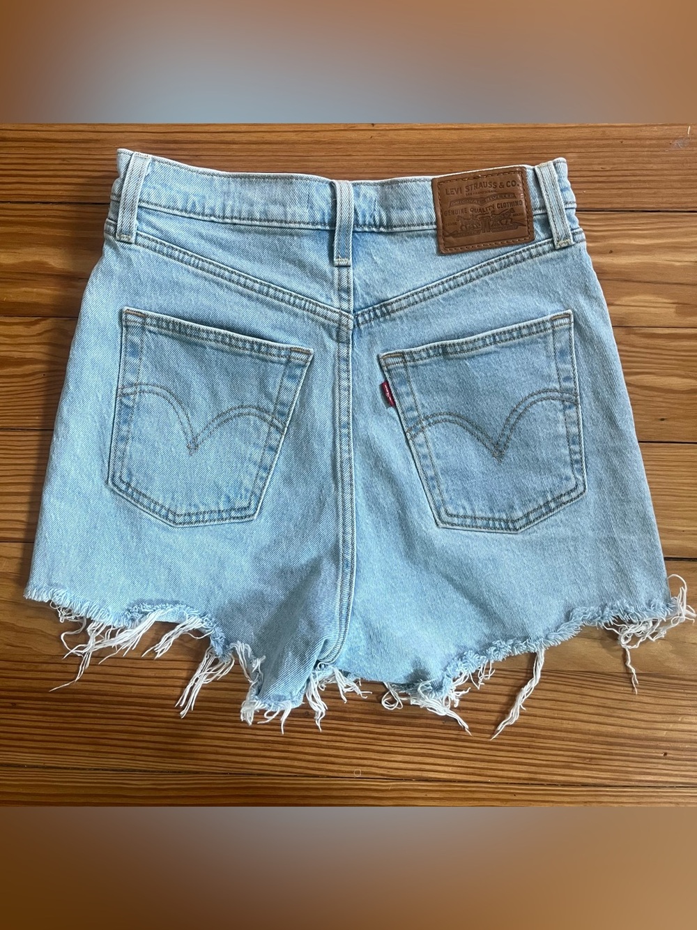 Levi’s Ribcage Shorts - Picture 2 of 5
